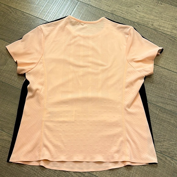 Nike workout tshirt - Picture 3 of 3